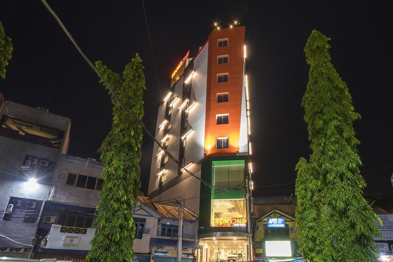 Front One Hotel Jayapura Exterior foto